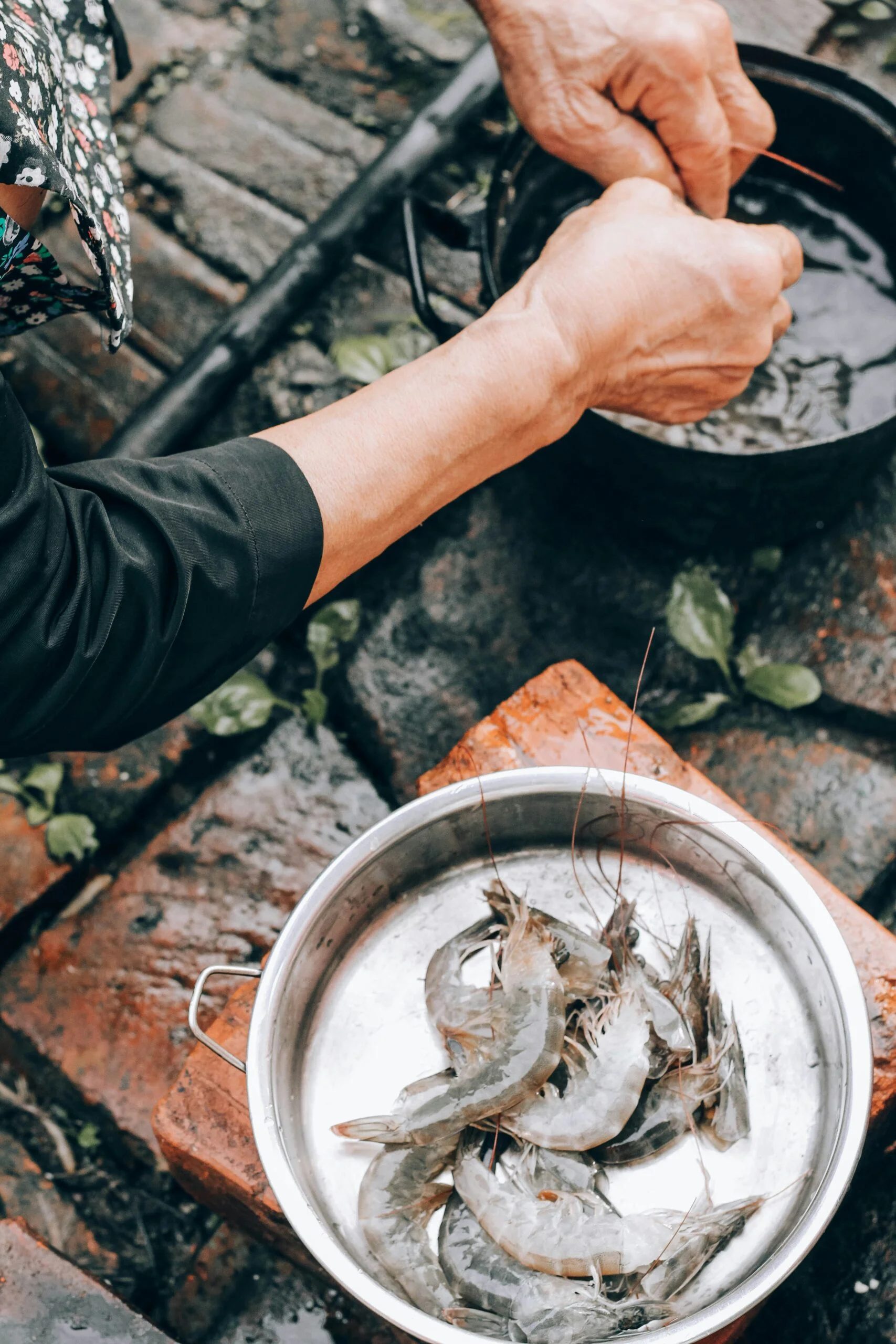Should I Use Long-handled Tongs For Grilling?